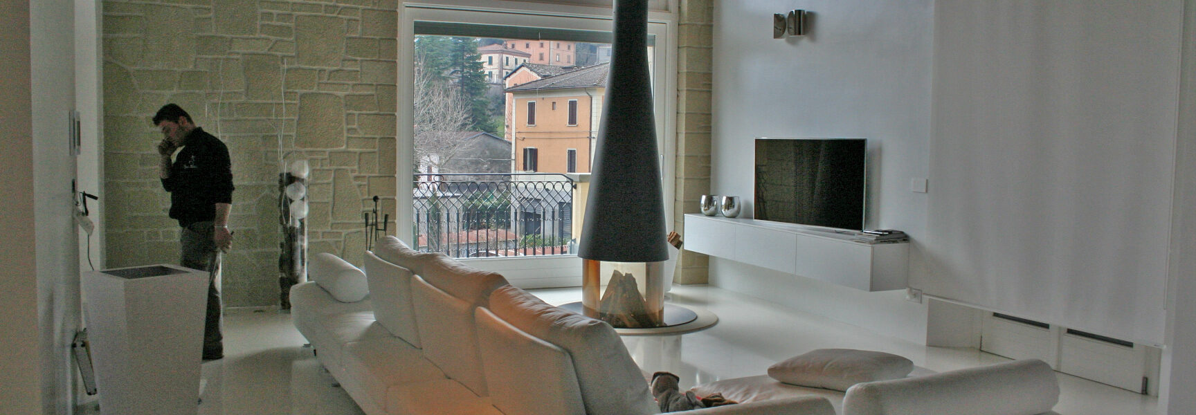 soggiorno minimal con camino centrale sospeso