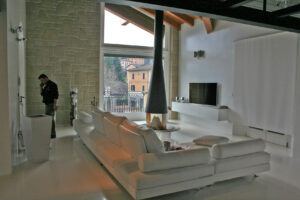 soggiorno minimal con camino centrale sospeso