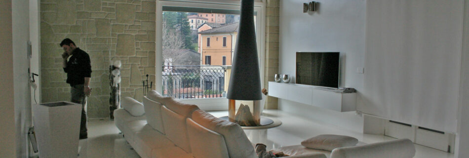 soggiorno minimal con camino centrale sospeso