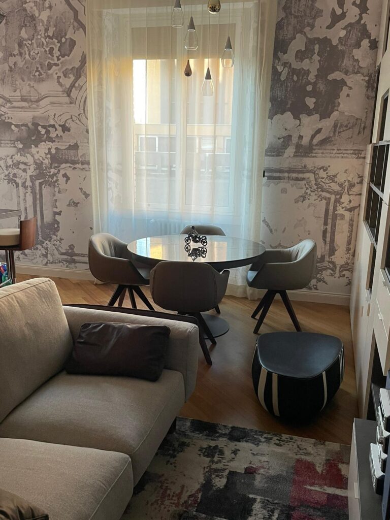 Soggiorno contemporaneo con libreria e carta da parati