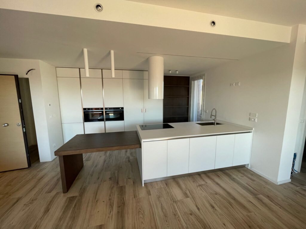 Cucina moderna Time laccato bianco con tavolo estraibile