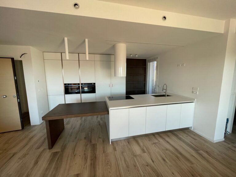 Cucina moderna Time laccato bianco con tavolo estraibile