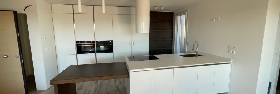 Cucina moderna Time laccato bianco con tavolo estraibile