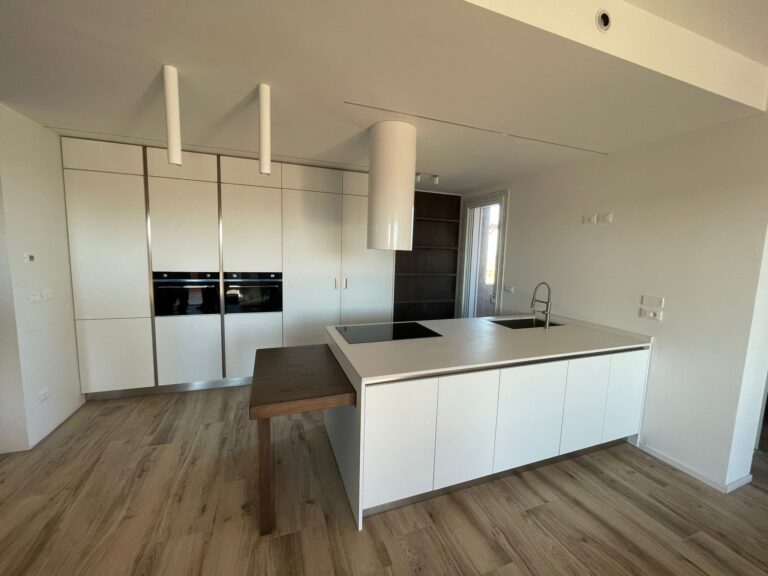 Cucina moderna Time laccato bianco con tavolo estraibile