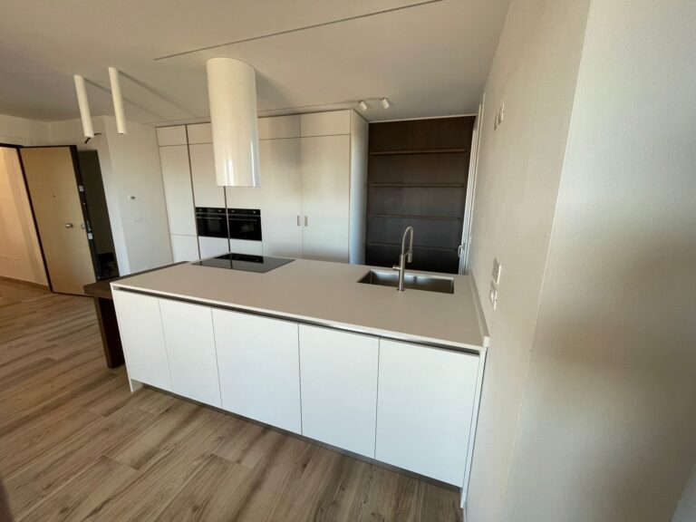 Cucina moderna Time laccato bianco con tavolo estraibile