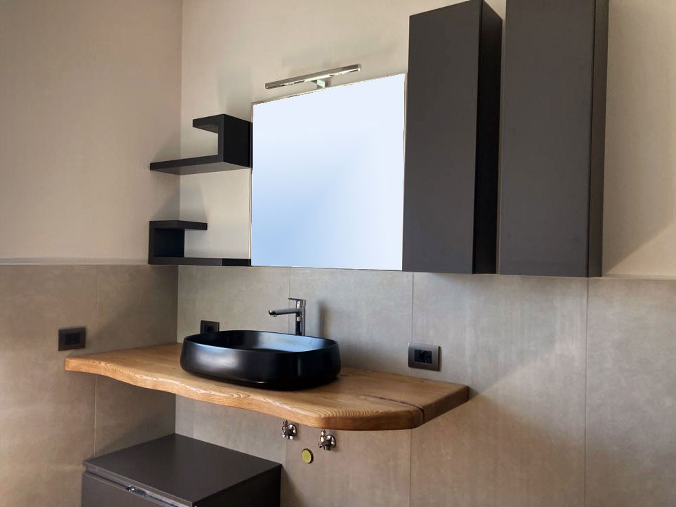 Bagno con top lavabo su misura