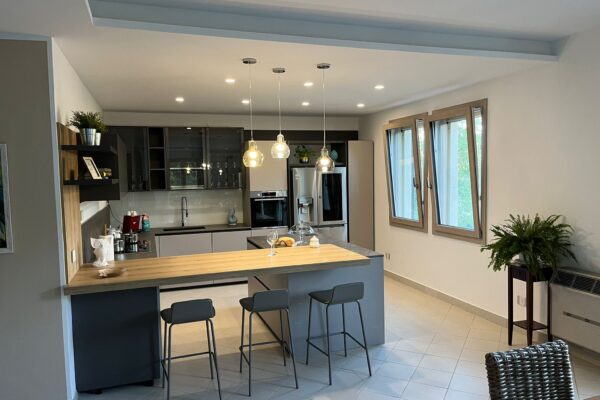 Cucina moderna con isola e bancone