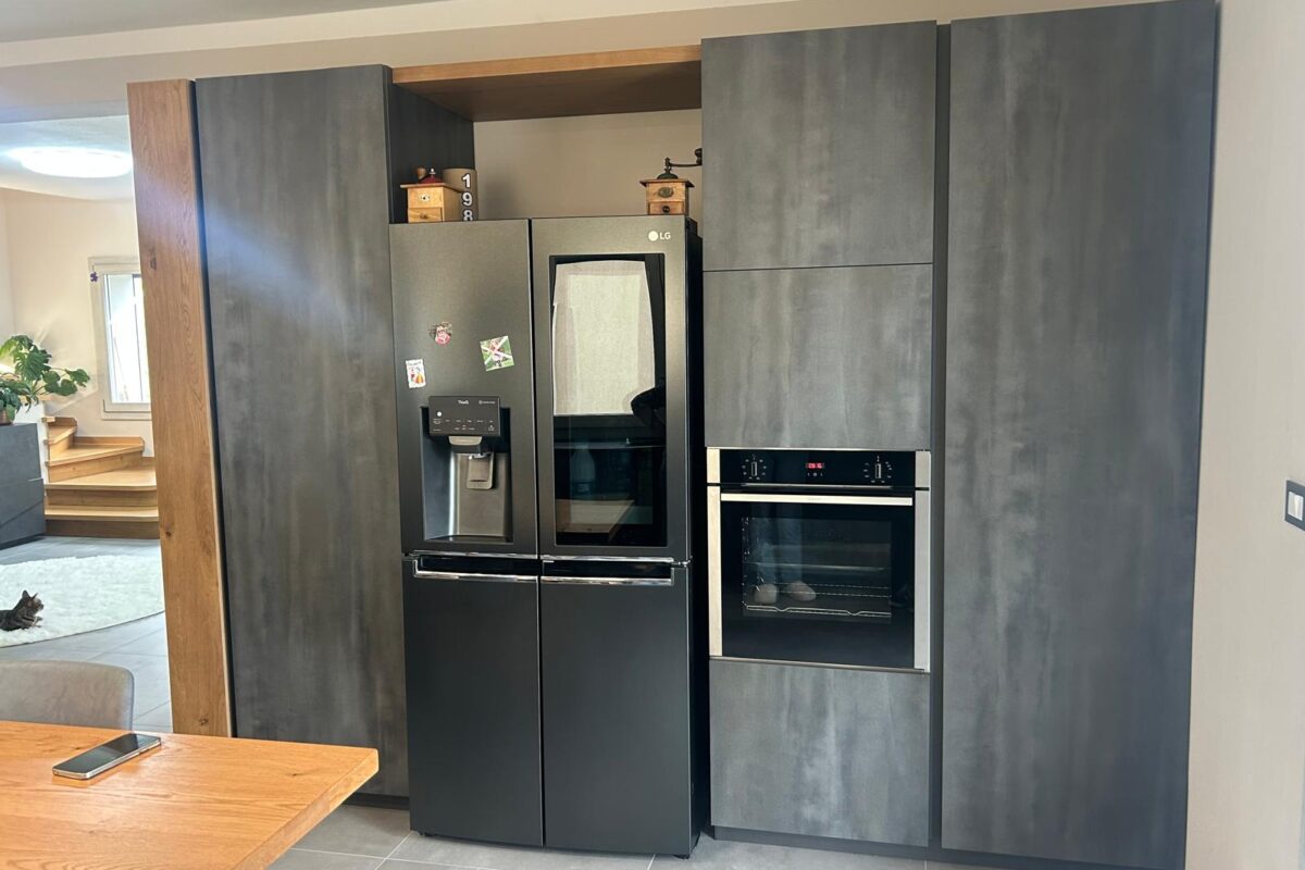 cucina moderna con isola snack e tavolo in legno massello