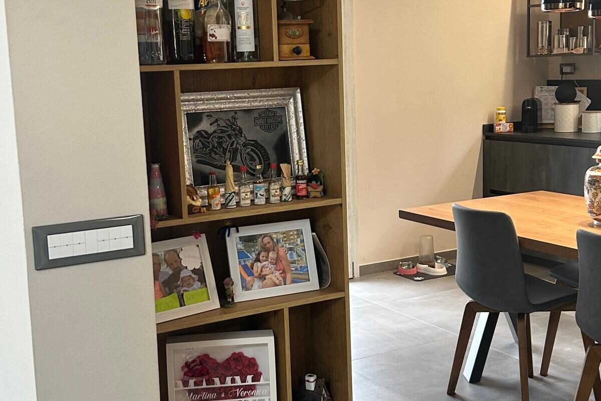 cucina moderna con isola snack e tavolo in legno massello