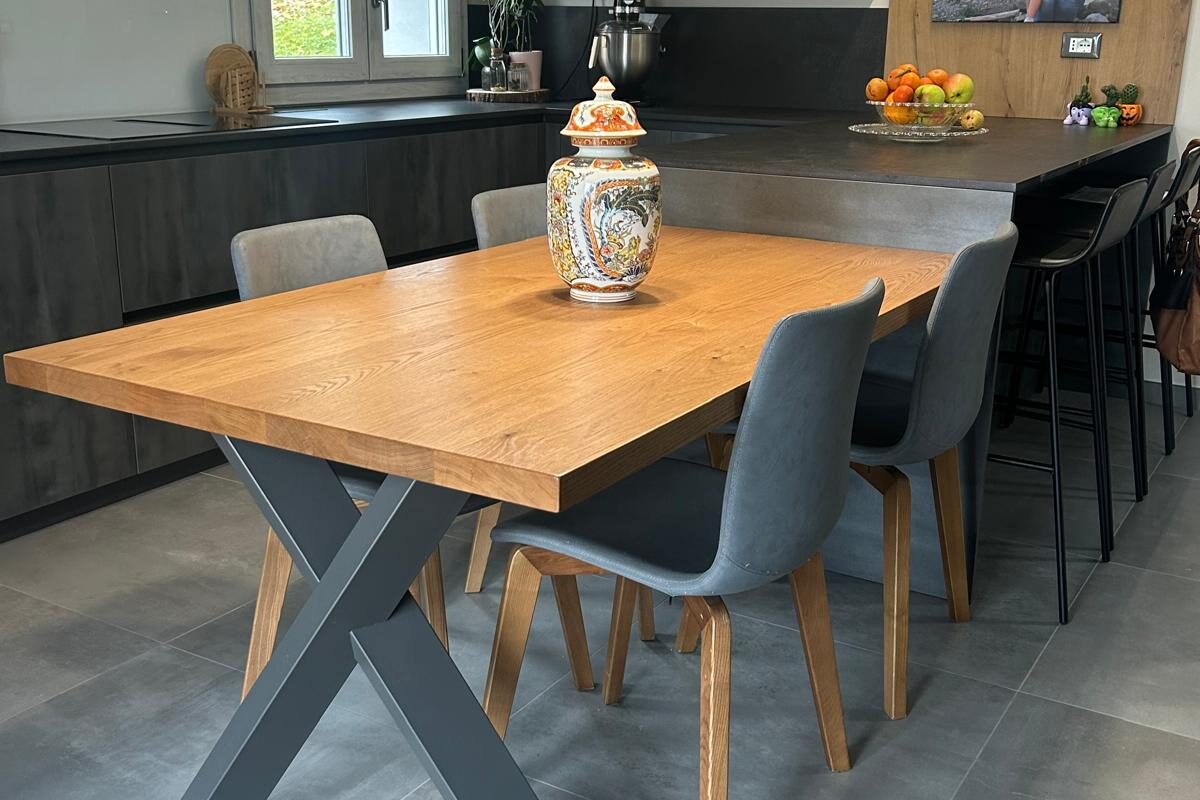 cucina moderna con isola snack e tavolo in legno massello