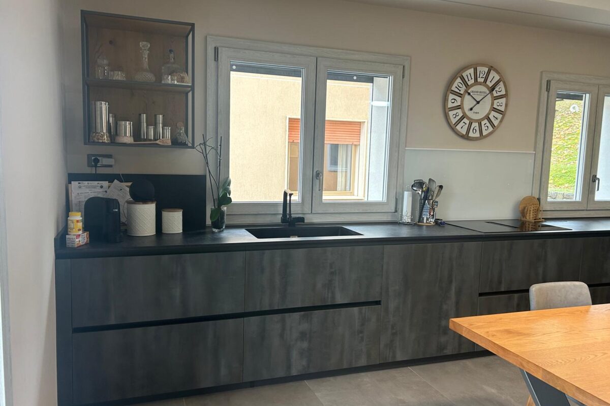 cucina moderna con isola snack e tavolo in legno massello