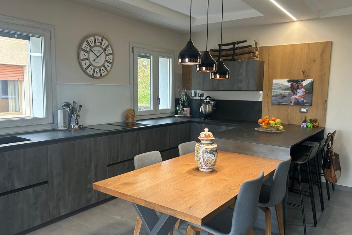 cucina moderna con isola snack e tavolo in legno massello