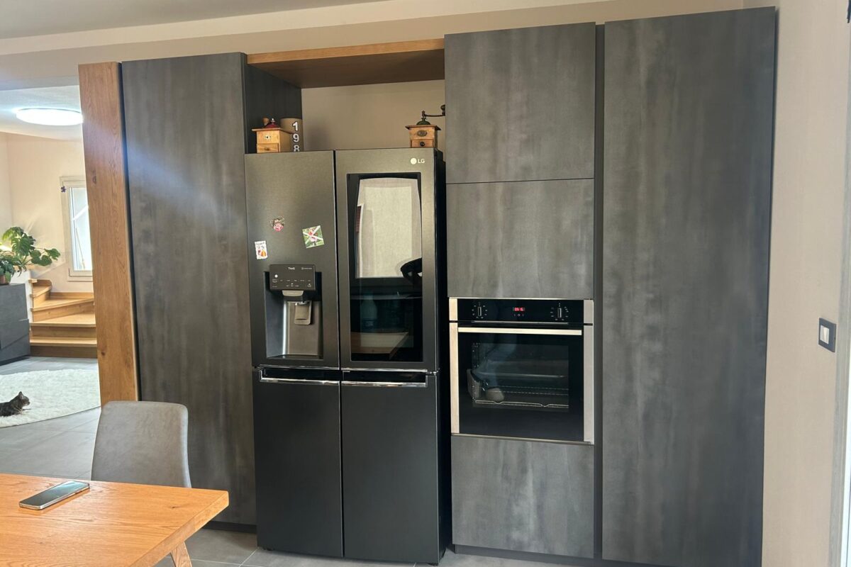 cucina moderna con isola snack e tavolo in legno massello