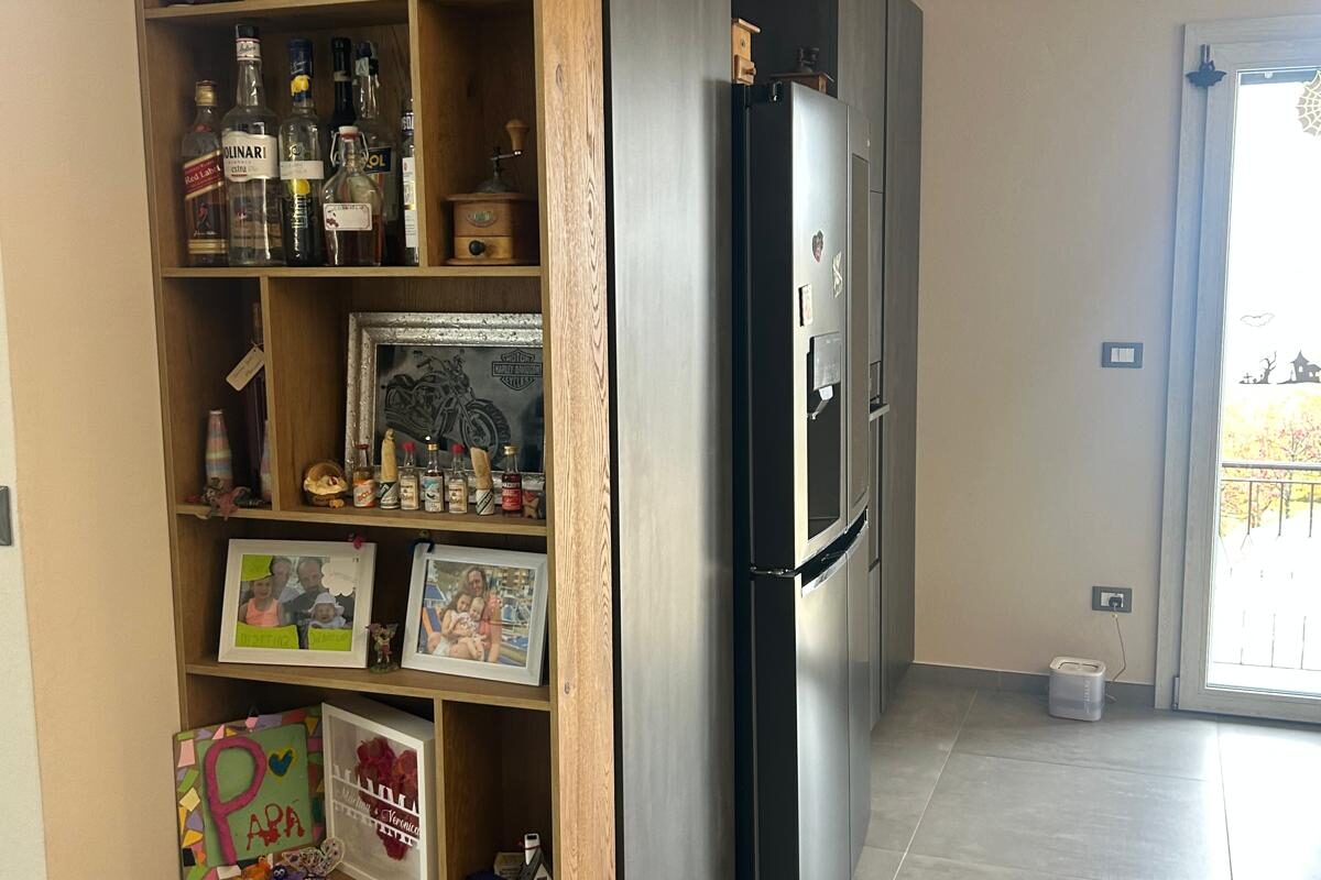 Cucina moderna finitura metal e tavolo su misura in massello